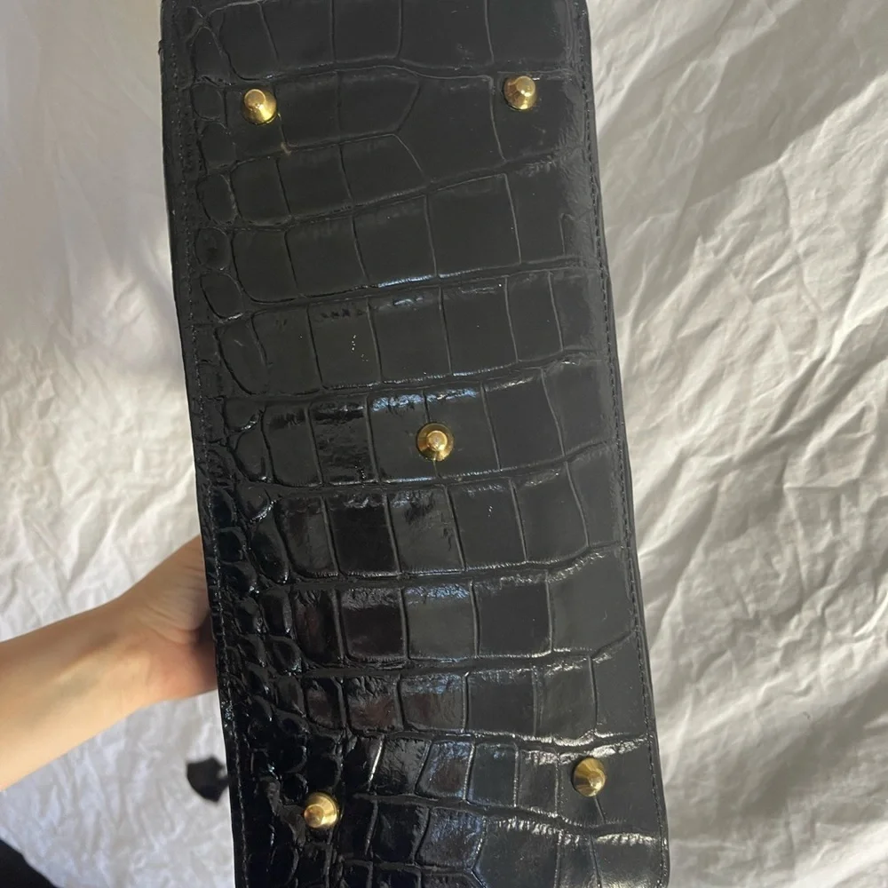 Vera Pelle leather Elegant Black-Embossed Handbag